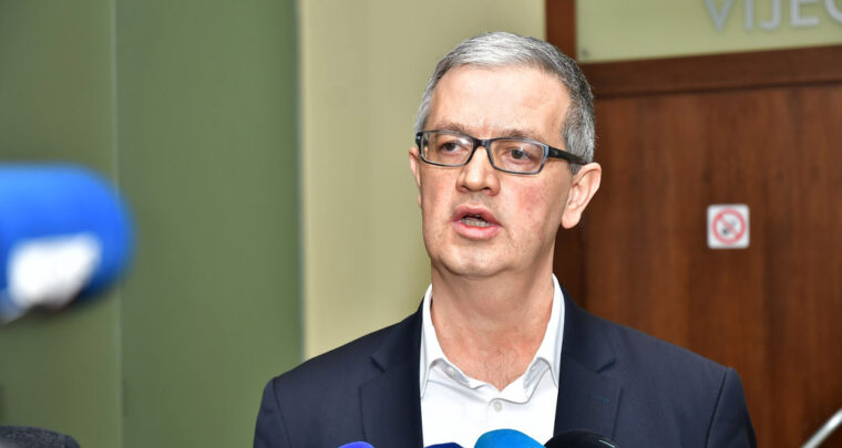 Dobio stolicu načelnika i batine