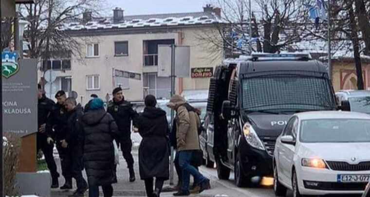 Dvije vlasti pod jednim krovom