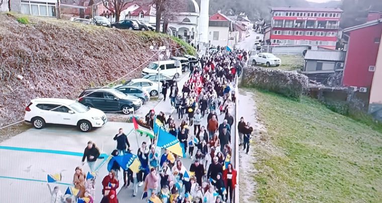 'Četnička zastava' uz bh dan državnosti u Srebrenici