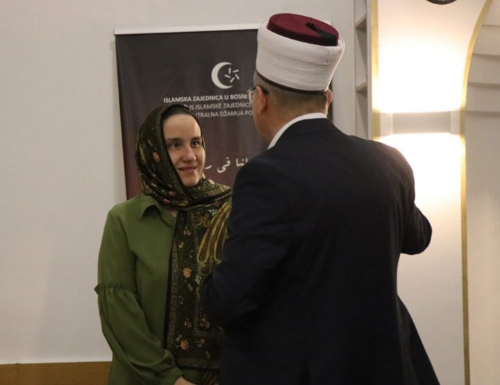 Da li je Benjamina Karić prešla na islam?