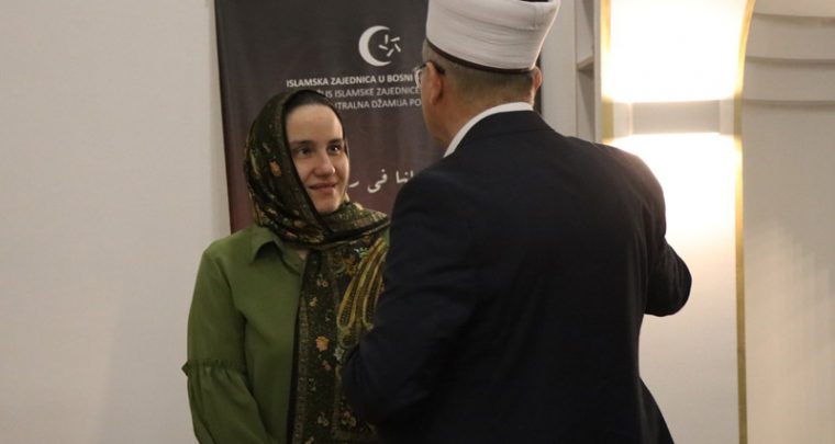 Da li je Benjamina Karić prešla na islam?