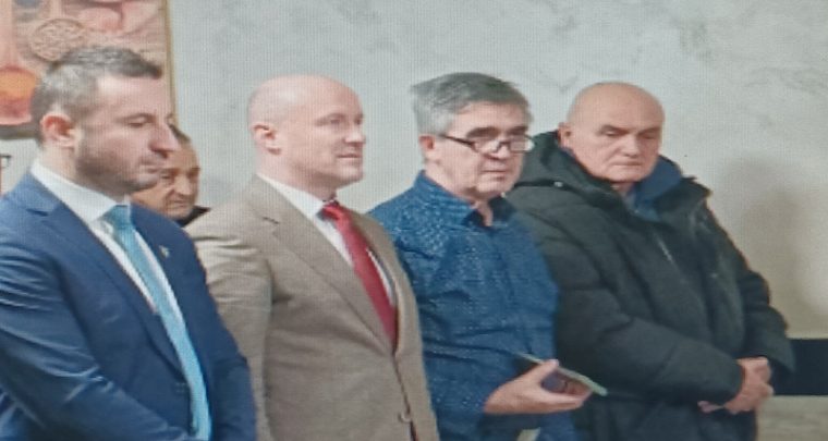Bog naređuje : svi u politiku!