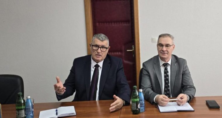Nečelnik koji ne crta i ne piše, samo naredi
