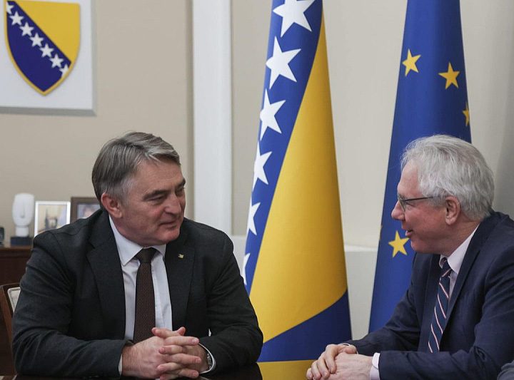 'LažOVI' ili lažu OVI?