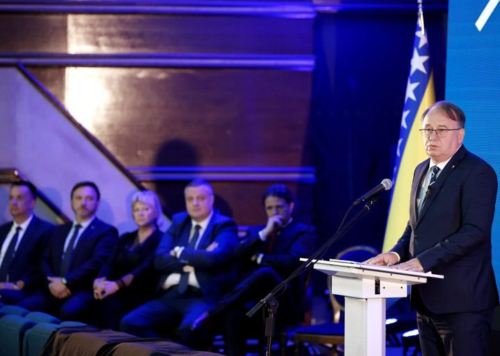 Umjereno (pre)zadužena zemlja